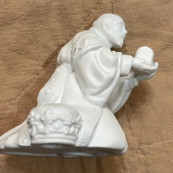 Avon Nativity Collectibles The Magi  Porcelain Figurine. Excellent Condition. - Picture 3 of 13